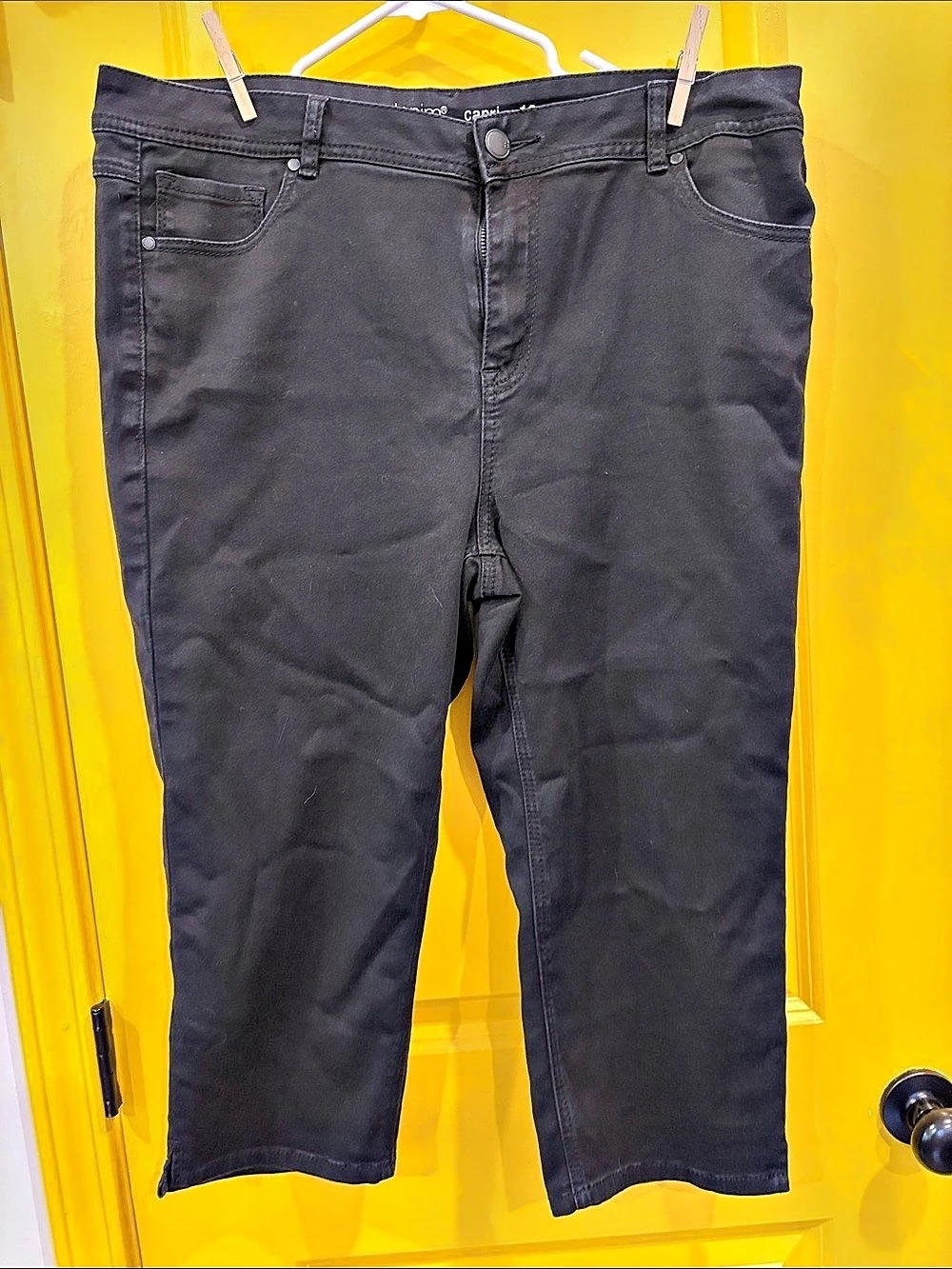 avenue denim capri Black Pants Size 18 Like New